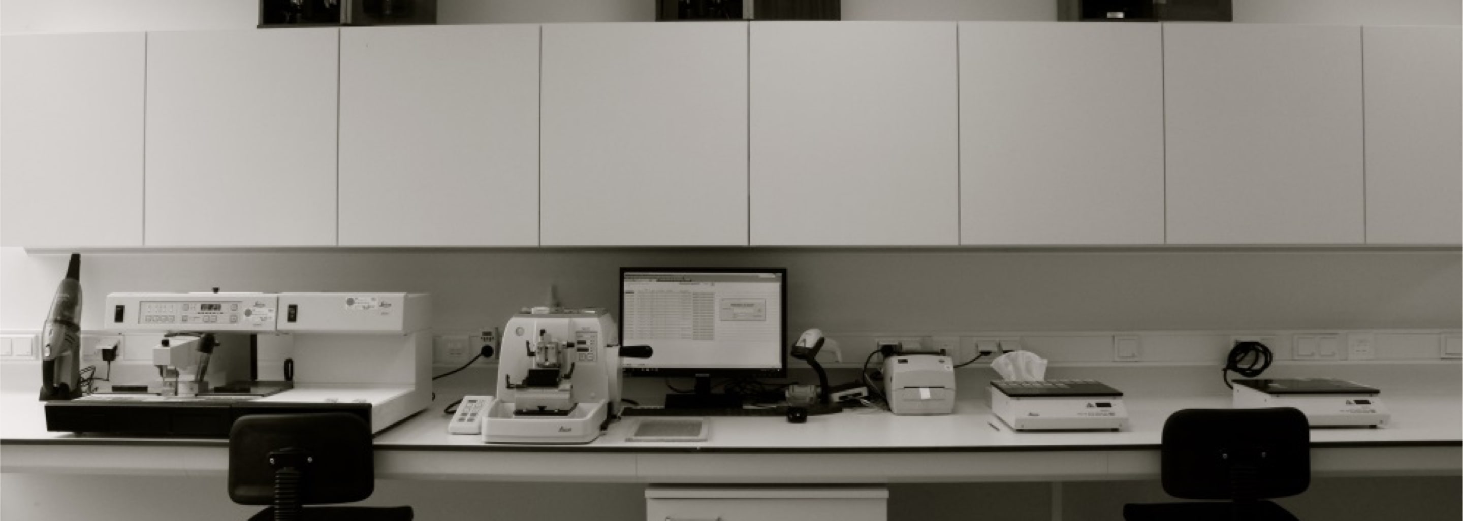 Het laboratorium van Dermpat met een microscoop en een computer op de voorgrond